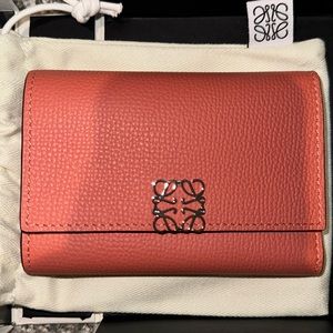 NIB Loewe Anagram Small Vertical Wallet in Pink Tulip